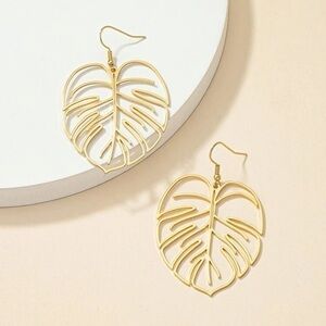 18k Gold Tone leaf earrings ✨